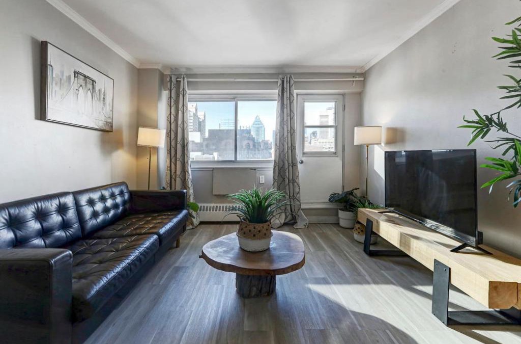 Downtown Montreal Apartment | Breathtaking Views and Downtown Energy
