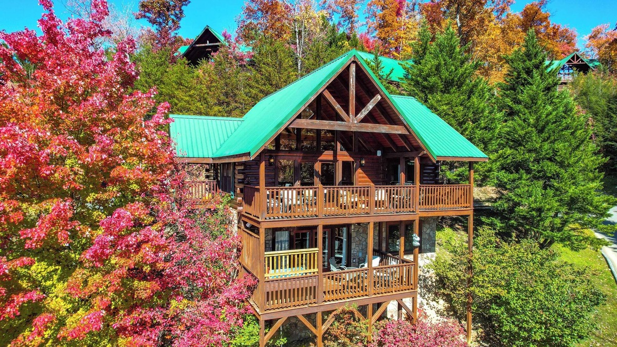 Black Bear Falls Cabin | Breathtaking Views, Luxury Cabin, Hot Tub & Near Top Attractions!