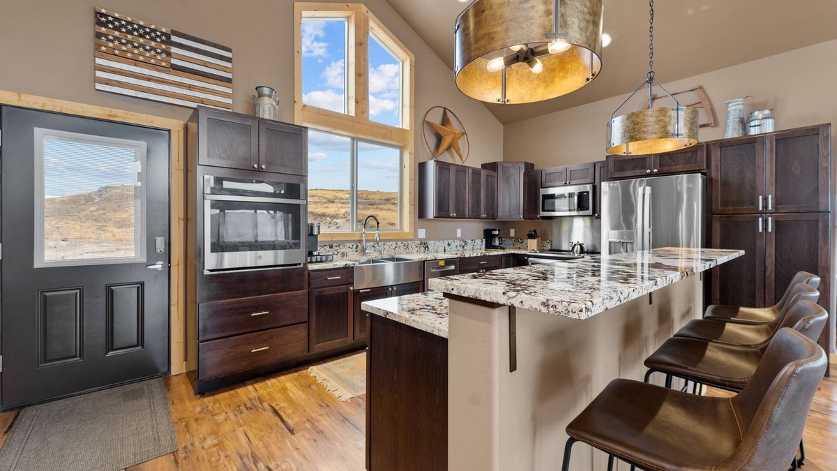 Brewster House | Breathtaking Views. Ski Loup Loup. Wine, Hike, Fish, Explore. Golf Gamble Sands.