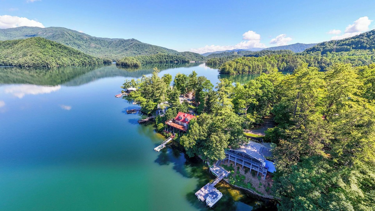 Robbinsville Cottage | Breathtaking views lakeside cottage