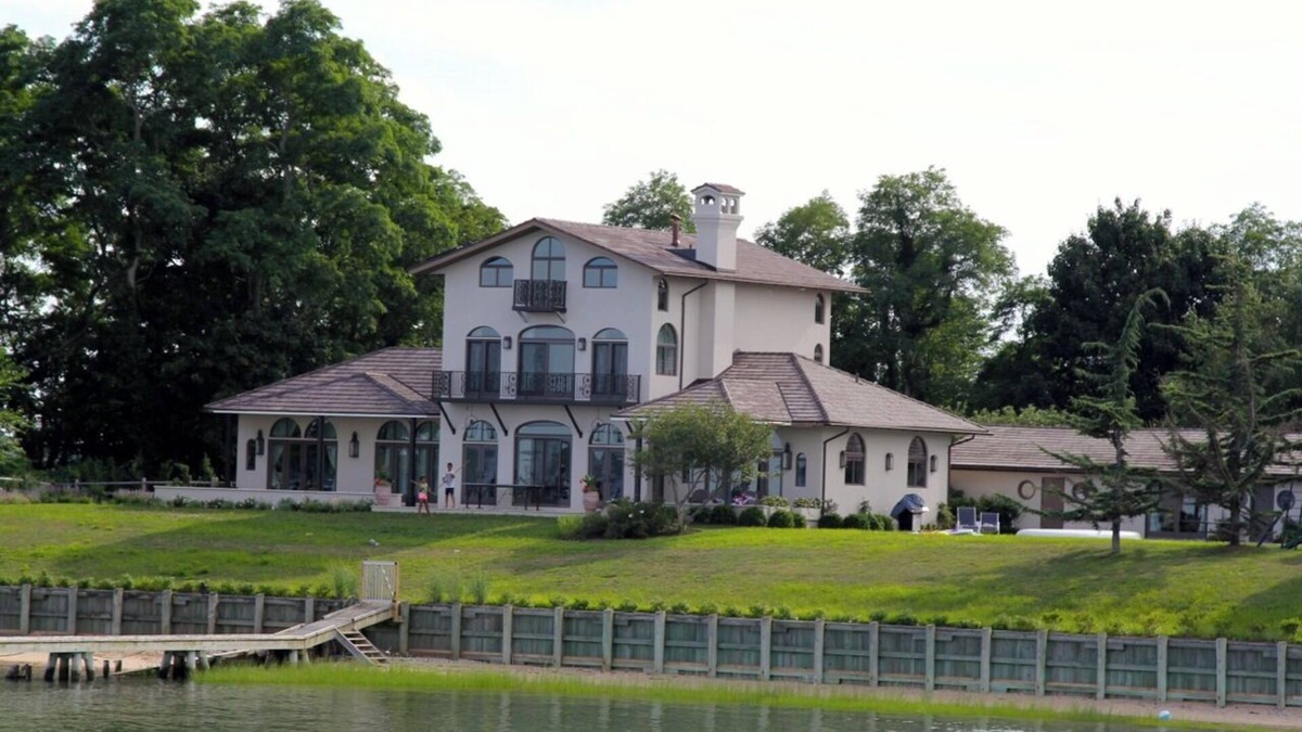 Shelter Island House | Breathtaking waterfront 5-bedroom house in charming Shelter Island with pool