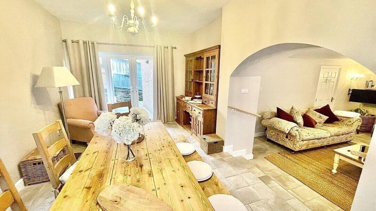 Crickhowell Cottage | *Brecon Beacons,Log Burner, hot tub Dogs Welcome*