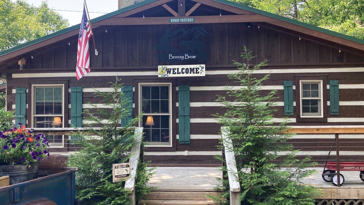 Gatlinburg - Pigeon Forge Cabin | Breezy Bear Spacious Cabin, Lrg Kitchen - Free Pool Access