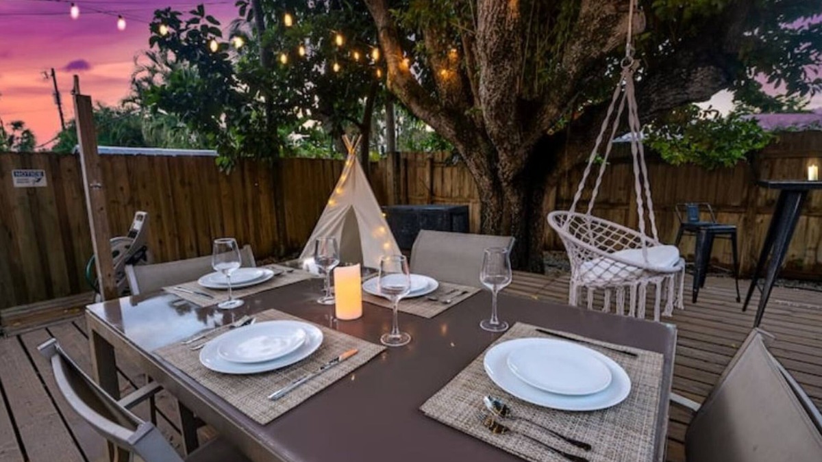 Lake Ridge House | Breezy Cottage Vibe, Stunning Yard- 5 Min to Beach