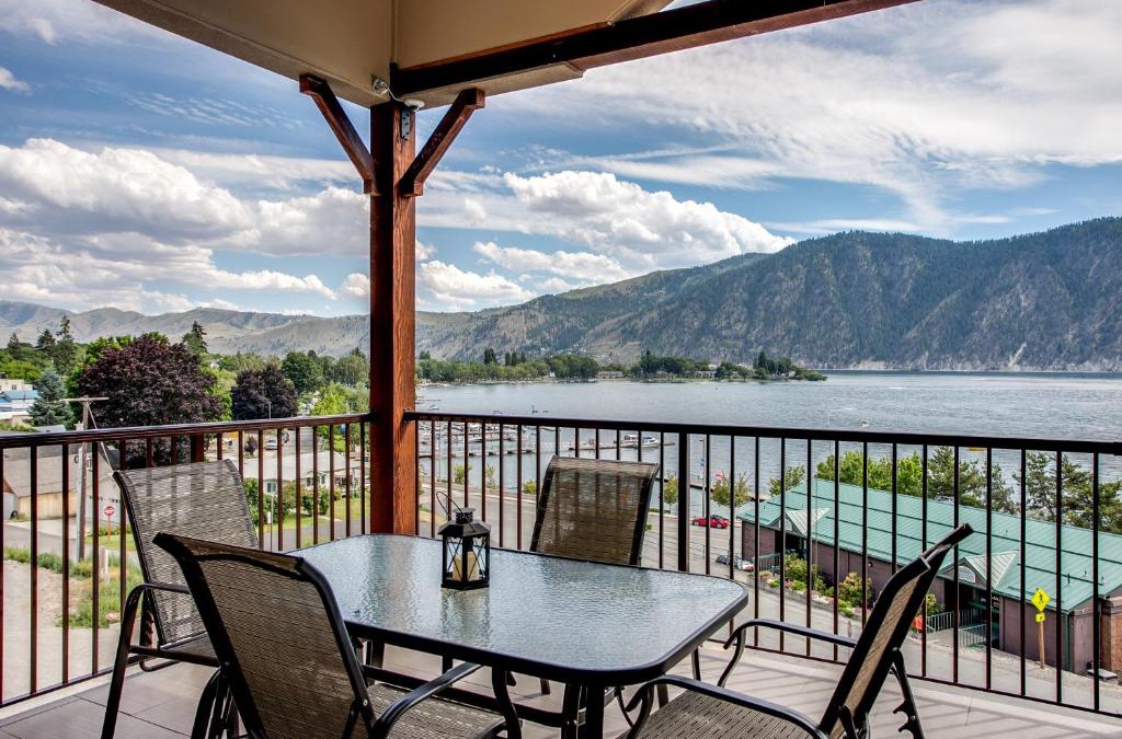 Manson Apartment | Breezy Lake Chelan Condo with Pool and Hot Tub Access!