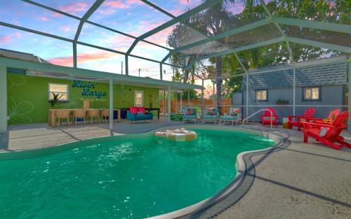 Largo House | Breezy Pineapple, Heated Pool, Sleeps 12, Putting Green