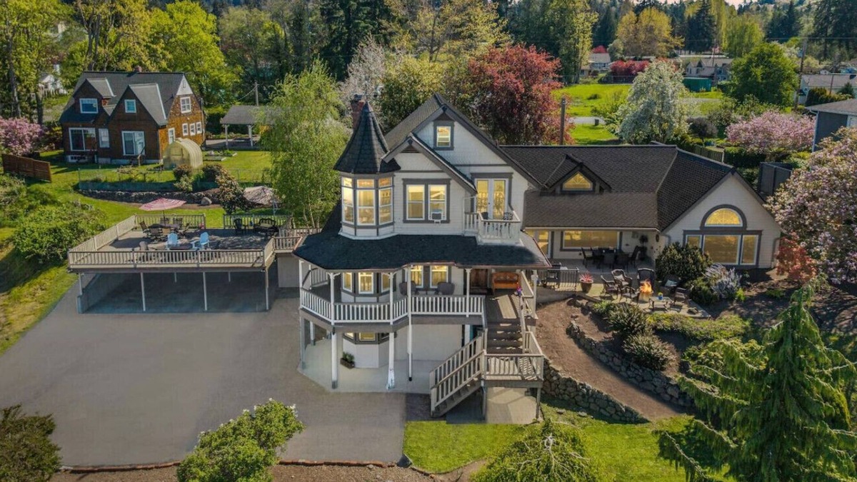 Tracyton House | Bremerton Victorian Home w/Modern Amenities