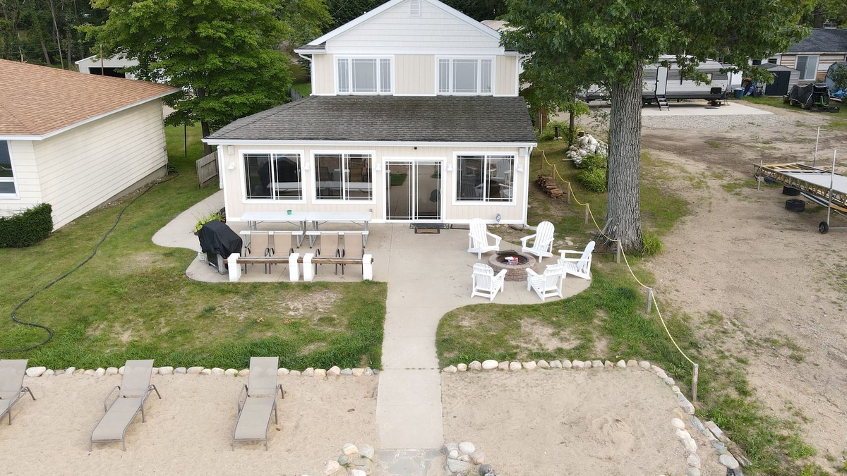 Delton Cottage | Brenda's Beach House - Sandy beach, gentle sloping lake bottom.