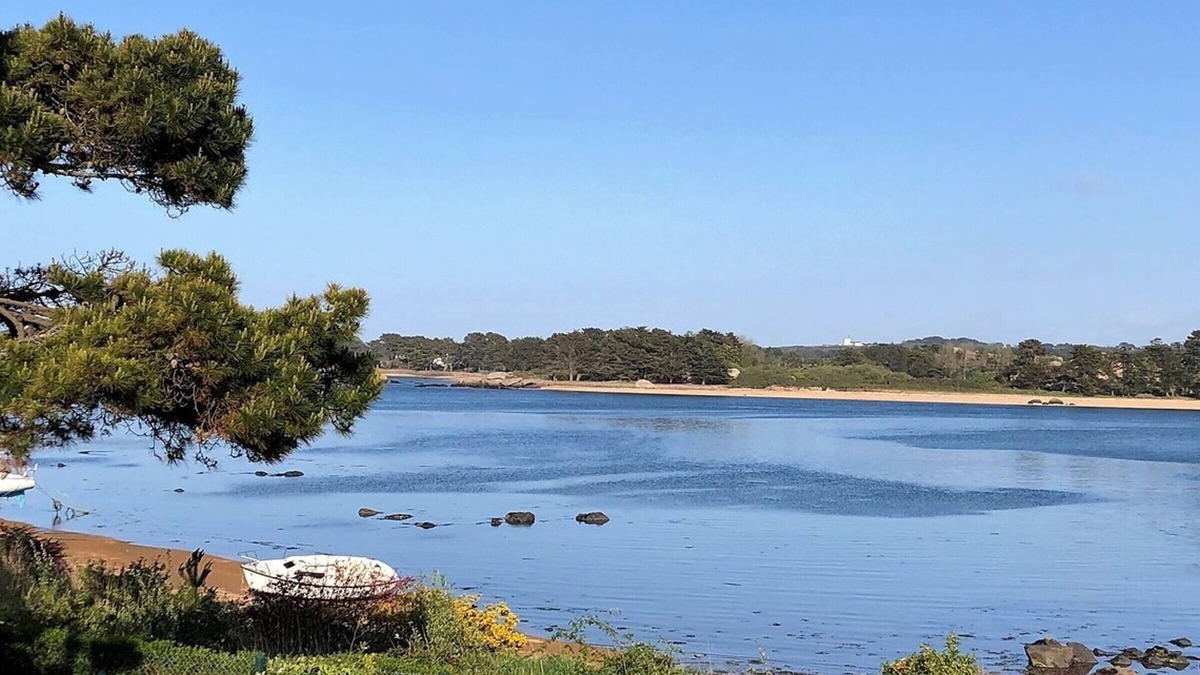 Cote de Granit Rose House | Breton house by the sea with WIFI and parking in Trégastel