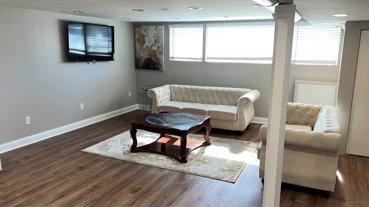 Sauganash Apartment | Brews,Buses & Comfort! Garden Apt Wrigley & Downtown