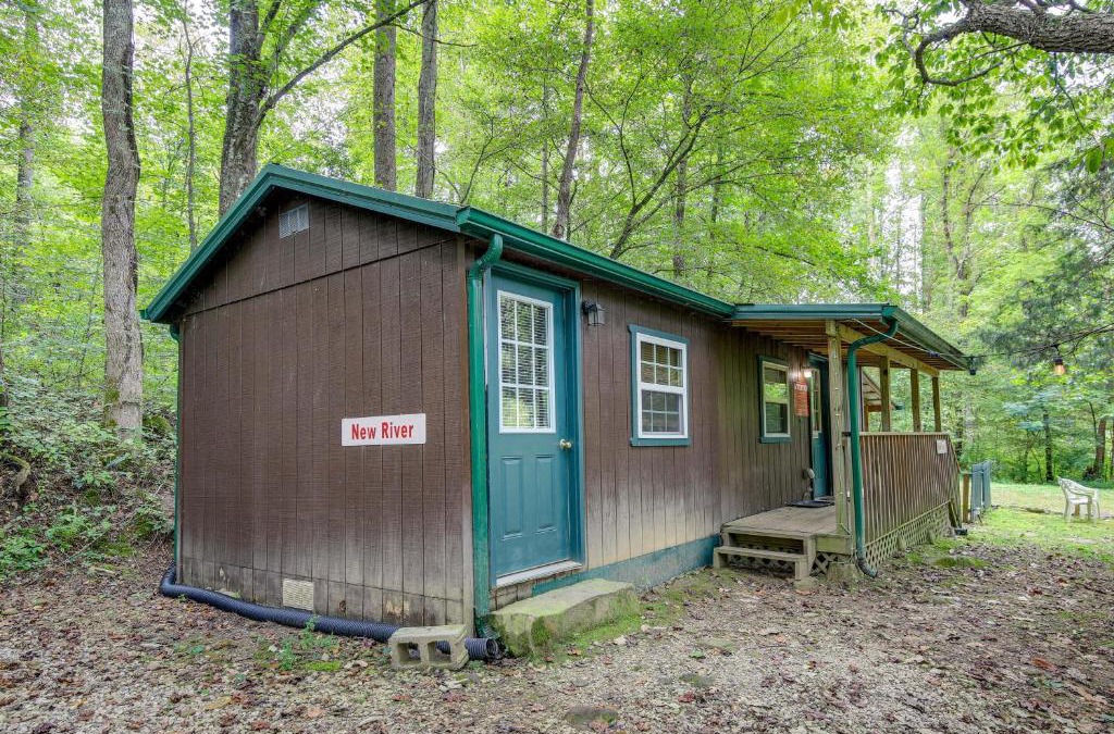 Briceville House | Briceville Cabin with River Access and Mountain Views!