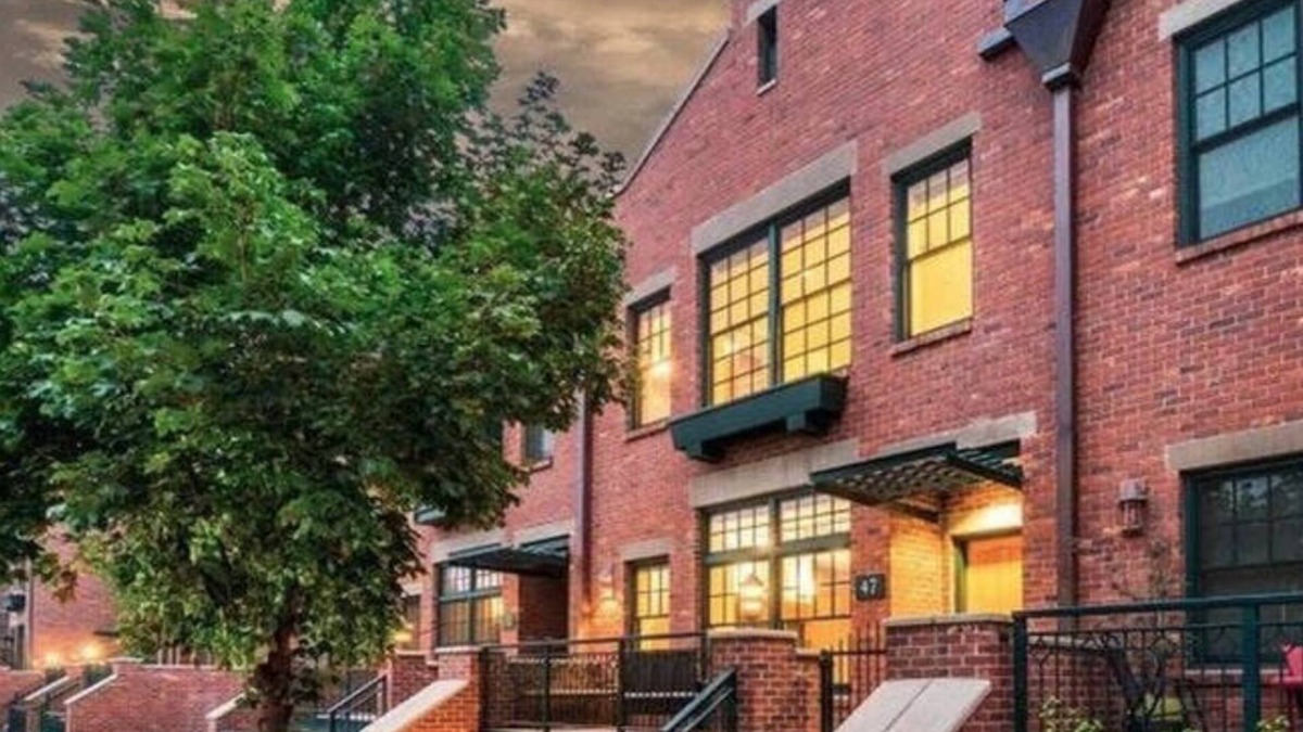 Southern Crossing Apartment | Brick Brownstone Living in the most desired neighborhood in Bend.