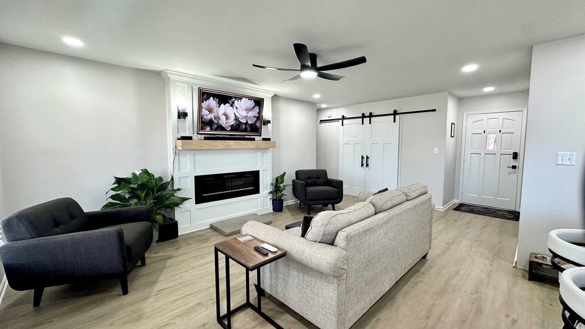 Lee's Summit House | Brick Haven Near Downtown Lee’s Summit: Luxe Espresso & Relaxation