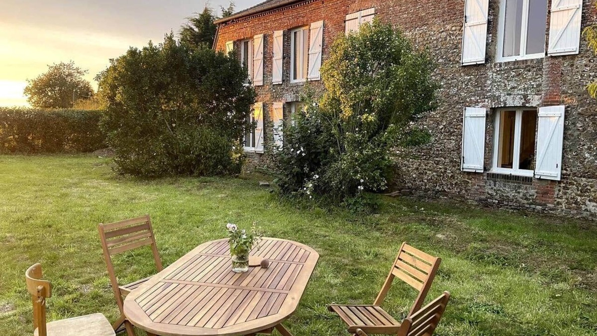 Notre-Dame-du-Hamel House | Brick house - calm, nature, comfort