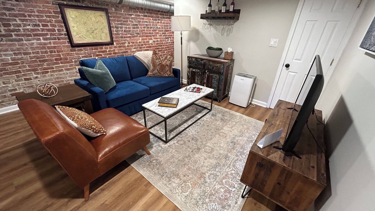 Near Northeast Apartment | Brickside on the Boundary: A Cozy Basement Suite