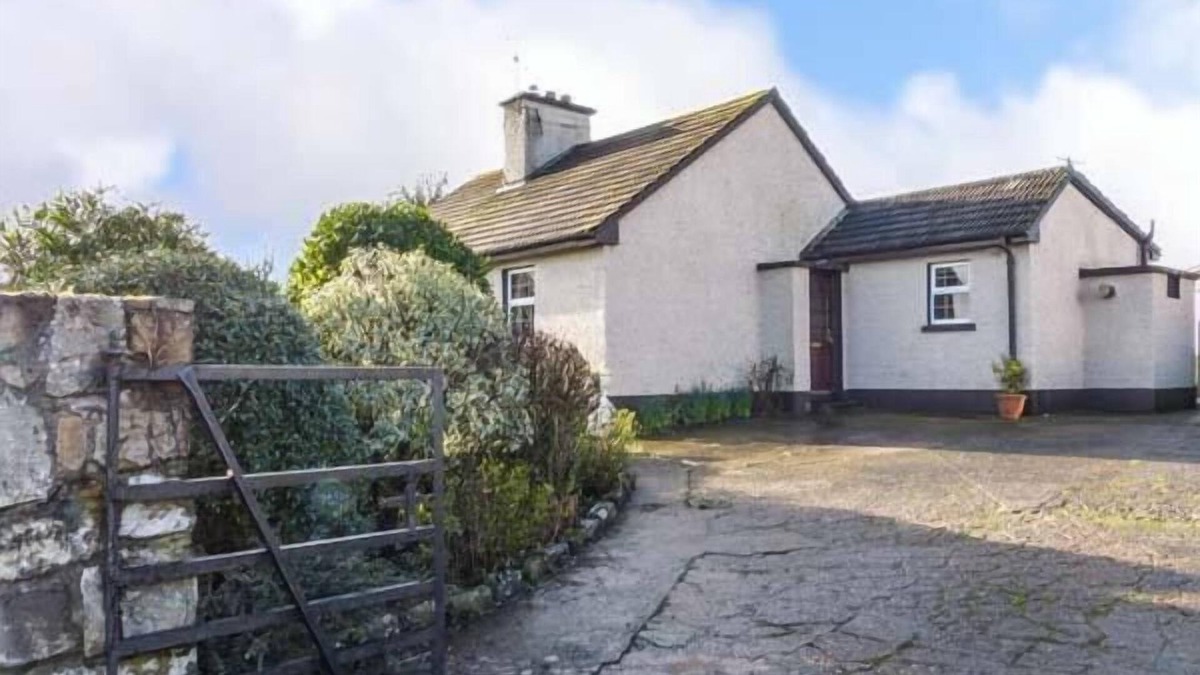 Conna Cottage | BRIDE VIEW, pet friendly, with open fire in Conna, County Cork
