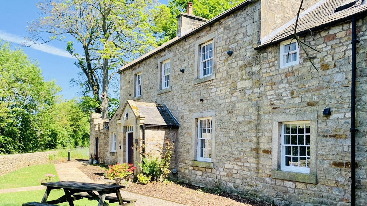 Haltwhistle House | Bridge End House - Country House & Private River Bank