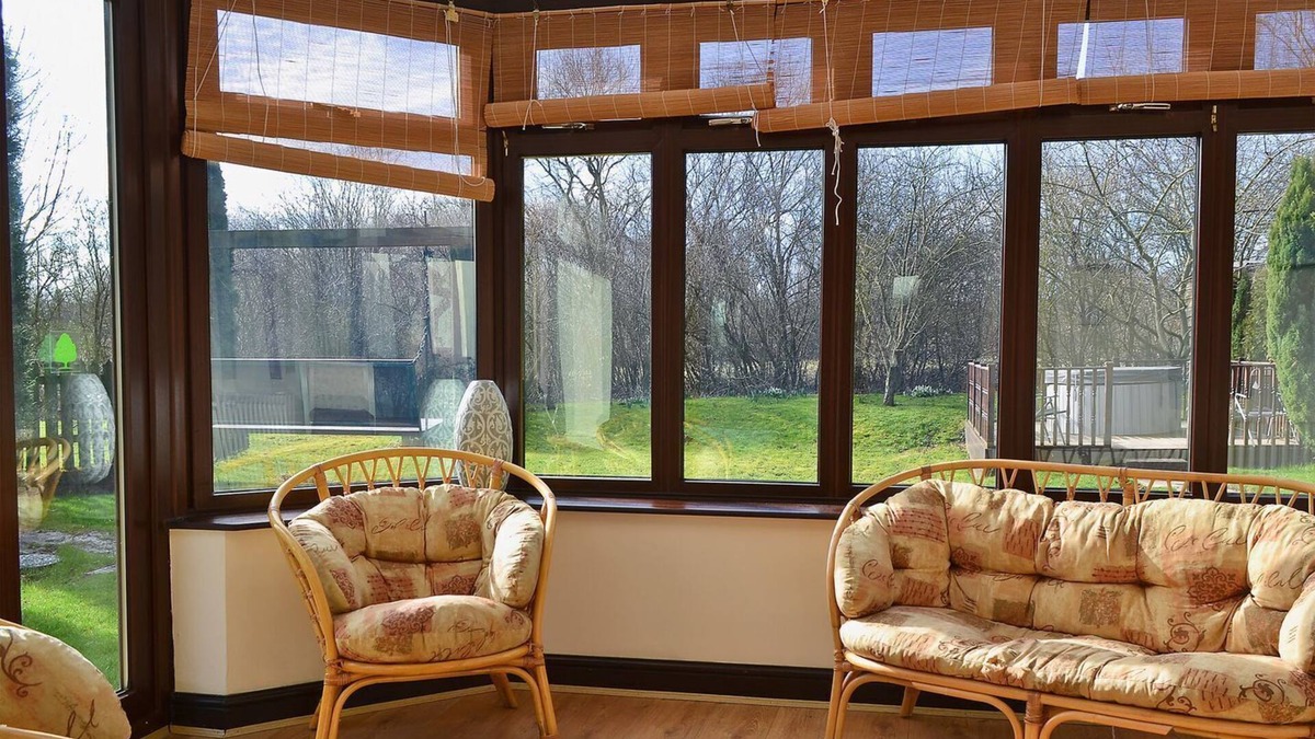 Ashby Woulds Cottage | Bridge House is an attractive property with a four poster bed, electric woodburner and a hot tub.