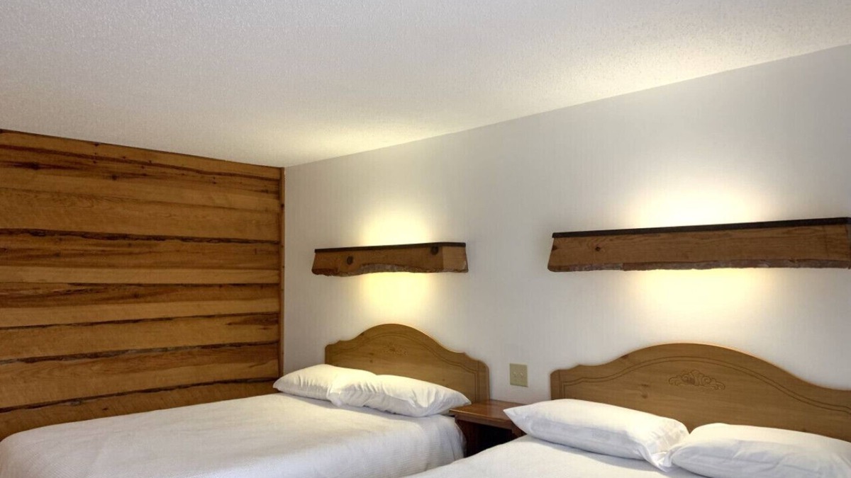 Tomahawk Cabin | Bridge Inn 2nd Floor 2 Queenbed Balcony River View