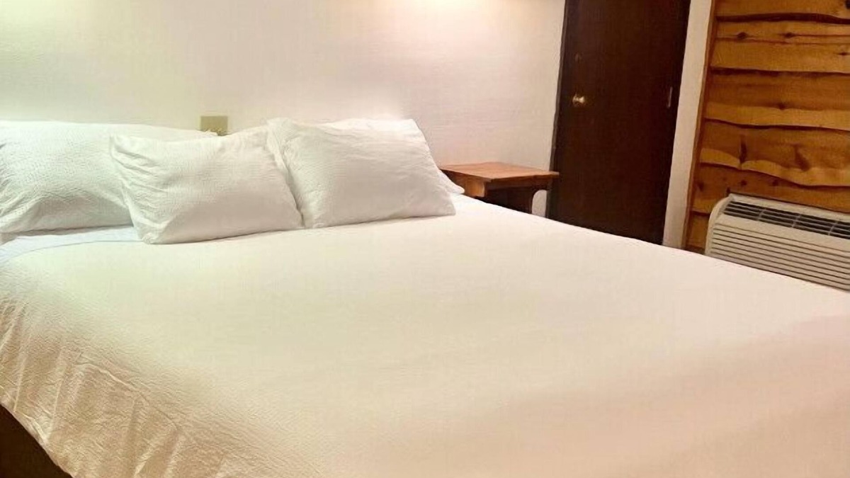 Tomahawk Cabin | Bridge Inn 2nd Floor1 KingBed Balcony River View