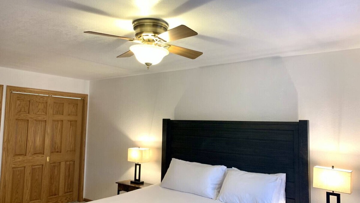 Tomahawk Cabin | Bridge Inn Suite101 Kitchen1King 2Futons RiverWiew
