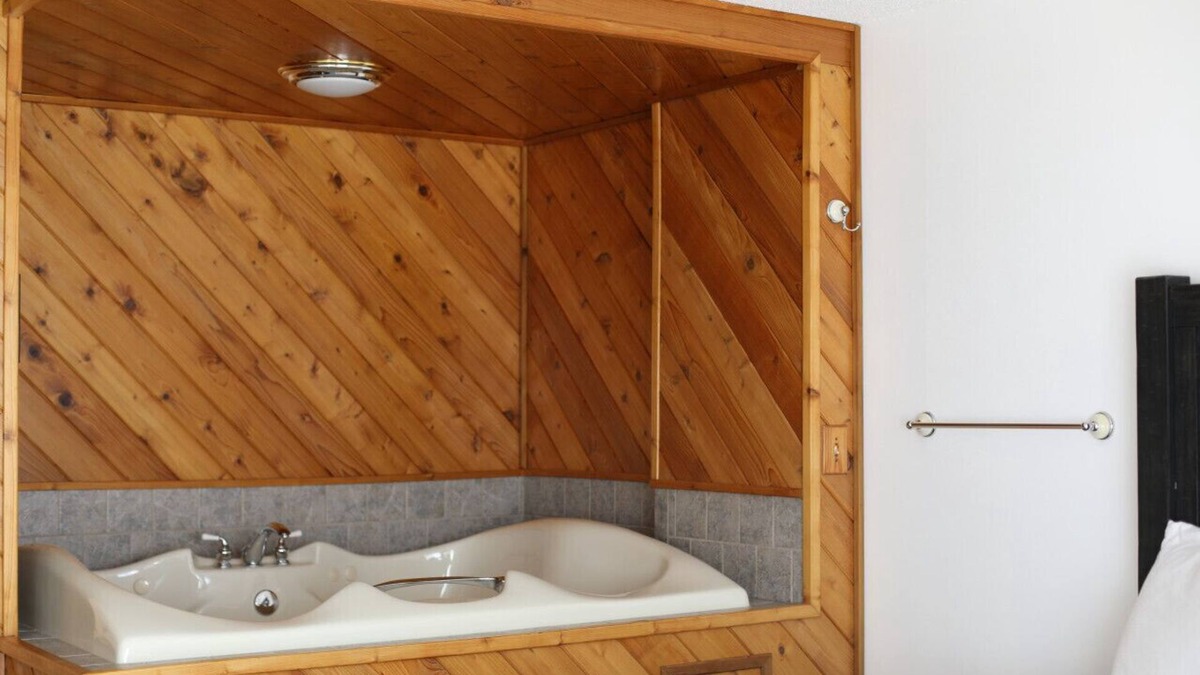 Tomahawk Cabin | Bridge Inn Suite201 Kitchen HotTub1King 2 Sofabeds