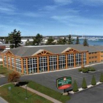 Mackinaw City Hotel | Bridge Vista Beach Hotel and Convention Center