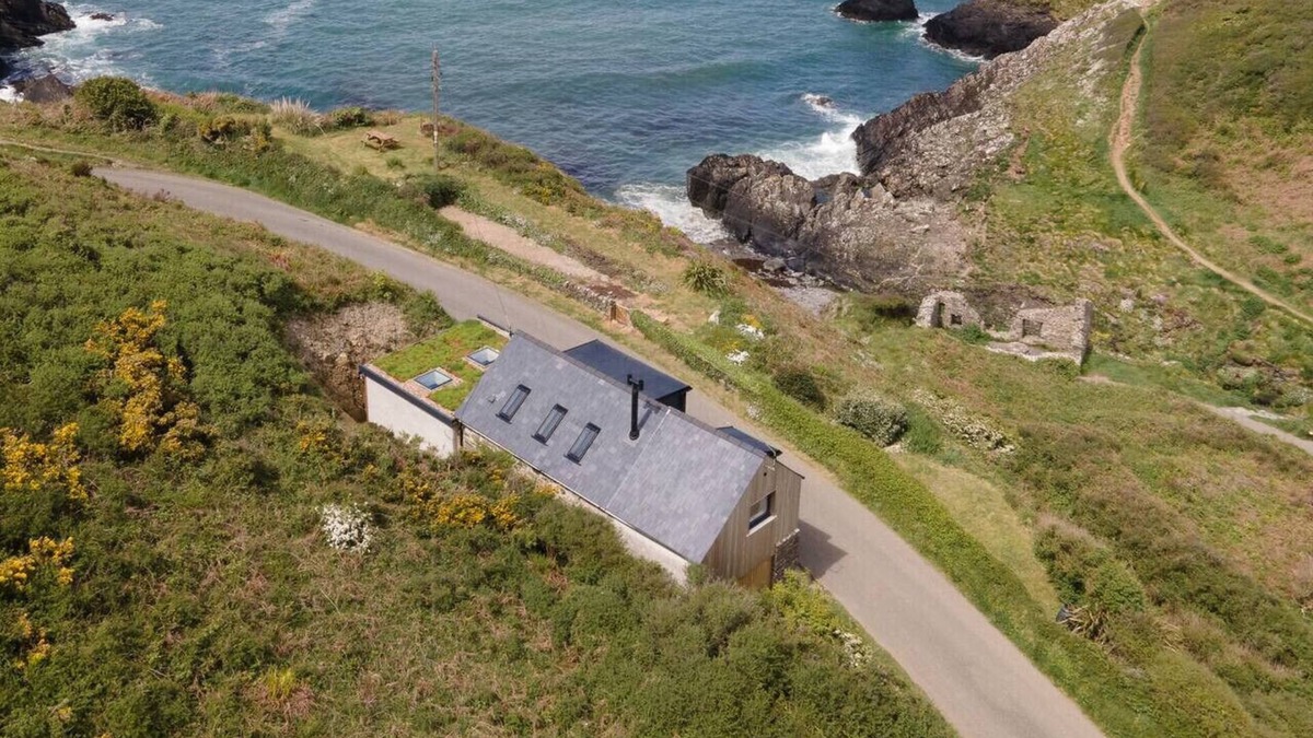 Trefin Cottage | Bridgend Cottage · Cliff-top Cottage on Coast Path w/Panoramic Views