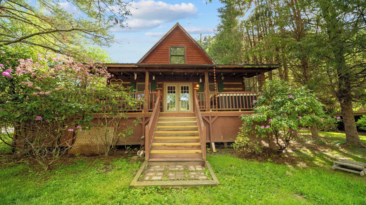 Valle Crucis Cabin | Bridgepoint Cabin: Walk to Watauga River, hot tub, play in the yard!