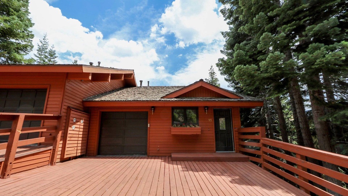Mammoth Lakes Condo | Bridges Townhome 11 Pet-Friendly Deluxe Townhome with Private Hot Tub and Stones throw to slopes by RedAwning