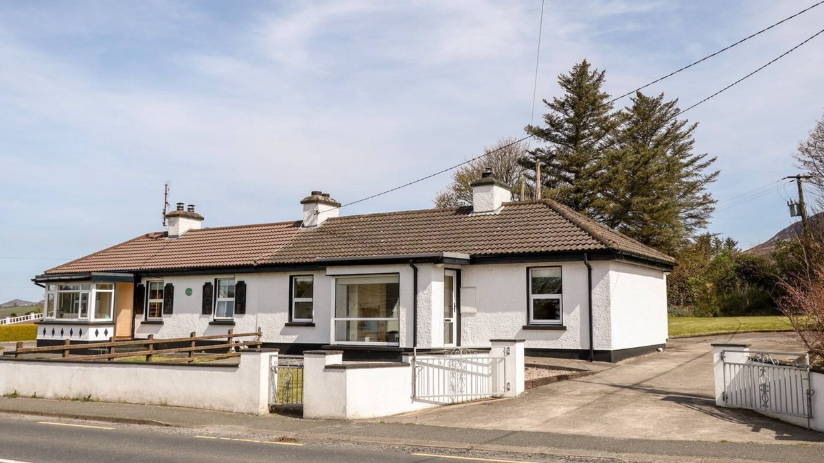 Kerrykeel Cottage | BRIDGETOWN COTTAGE, pet friendly in Kerrykeel, County Donegal