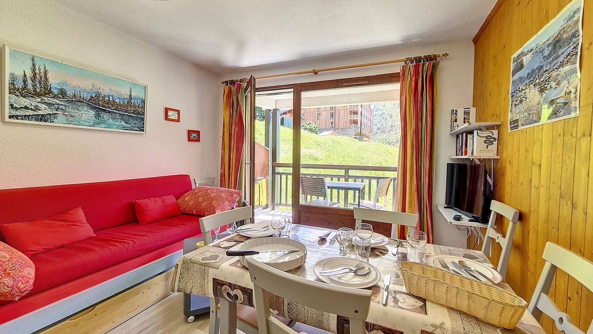 Saint-Martin-de-Belleville Apartment | Bright Apartment · Near Ski Lifts · Balcony with Mountain Views