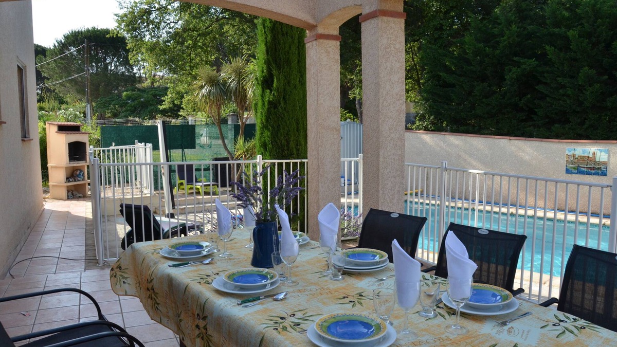 Saint-Genis Villa | Bright villa, swimming pool, large private garden.