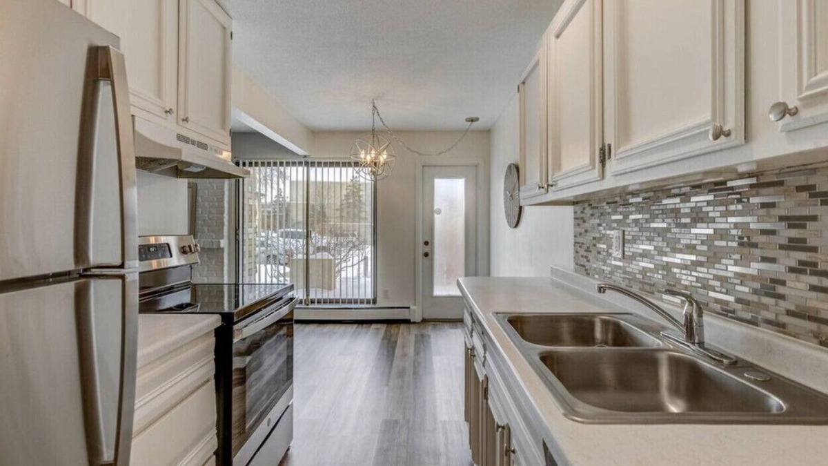 St. Louis Park Condo | Bright 2 bd in St Louis Park!Great location West End shopping + restaurants.