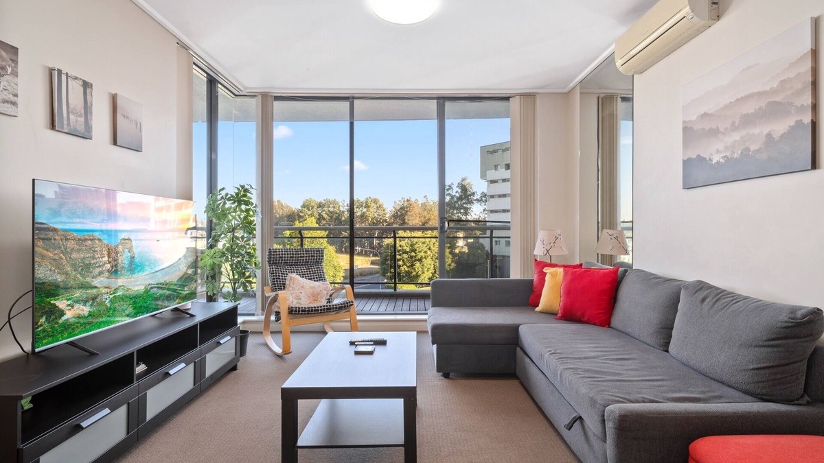 Wentworth Point Apartment | Bright 2-Bed Apartment Near Wentworth Point Sights