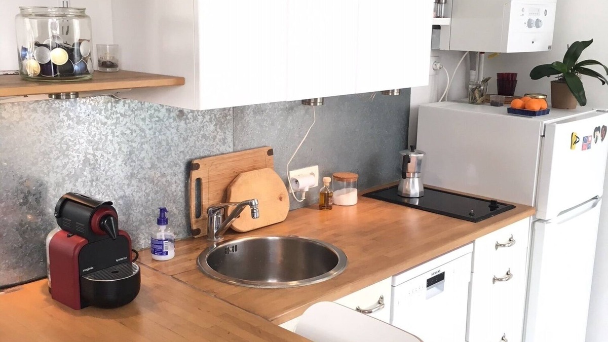 Quartier de la Plaine-de-Monceaux Apartment | BRIGHT 2 ROOM APARTMENT 4 minutes from PARC MONCEAU. Top floor.