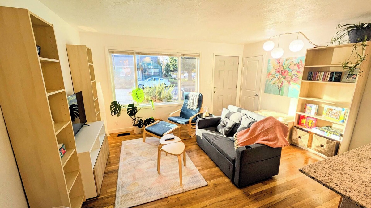 Corvallis House | Bright 2BR, Cal King Bed, 15 Min walk to OSU