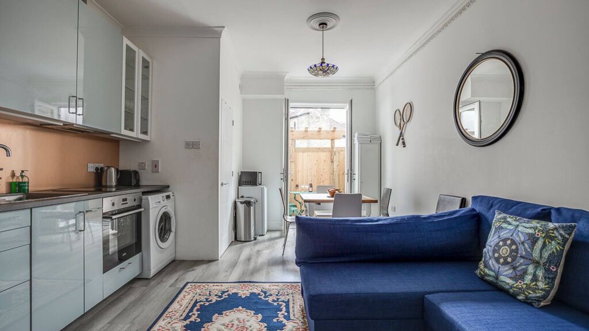 West Hill Apartment | Bright 2BR + Patio 25mins from Central Museums