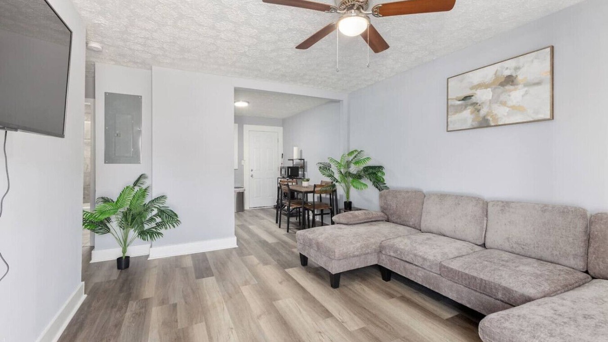 Columbus Apartment | Bright 2BR Retreat I Free Parking