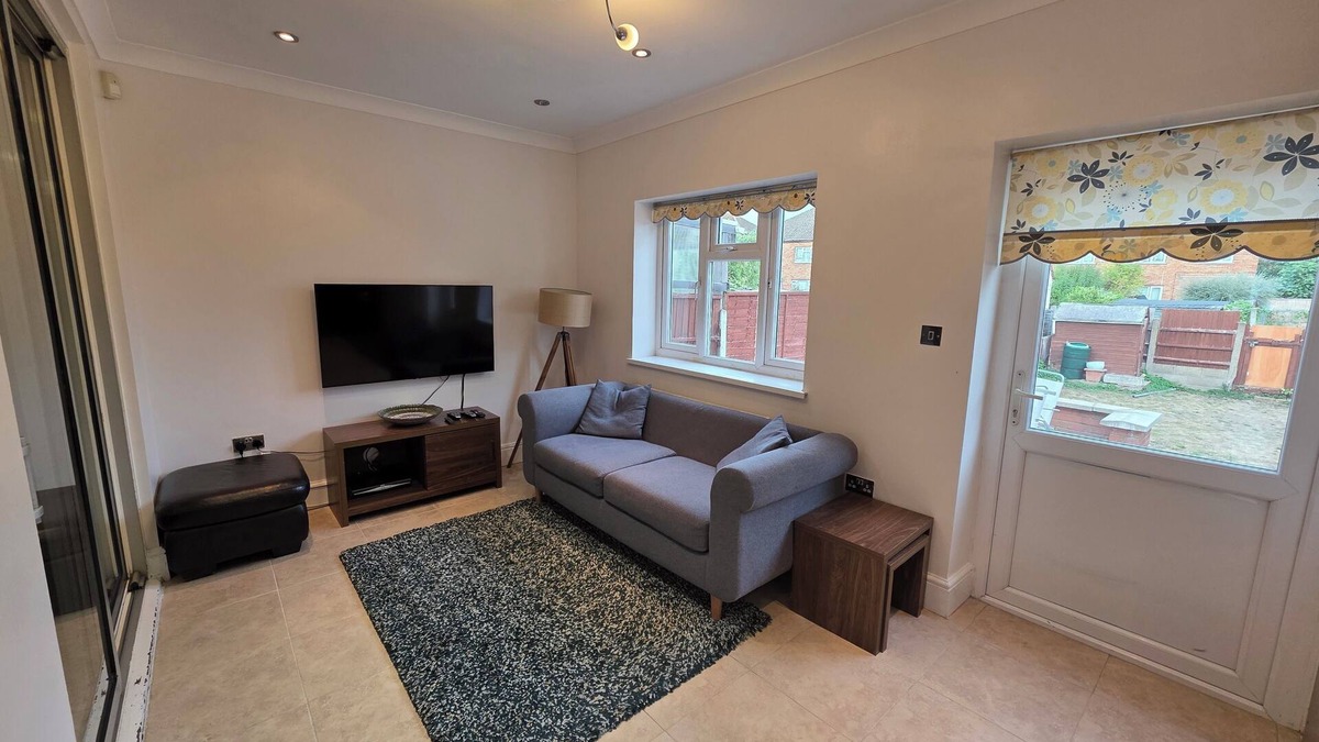 Barkingside Apartment | Bright 3BD Family Home with Garden, Barkingside