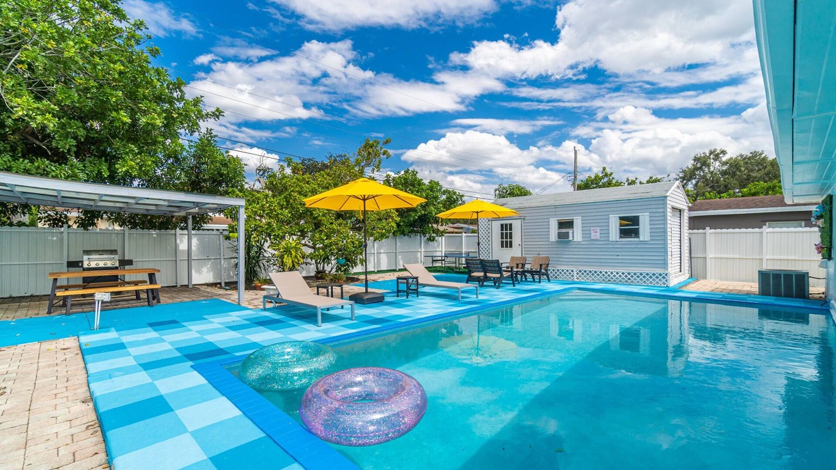 Driftwood House | Bright 4BR with Pool and Game Room near Hard Rock
