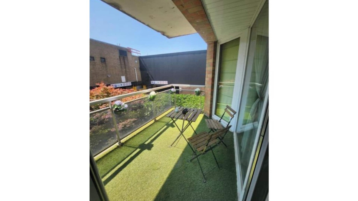 Ganshoren Apartment | Bright apartment with private terrace right next to the Basilix