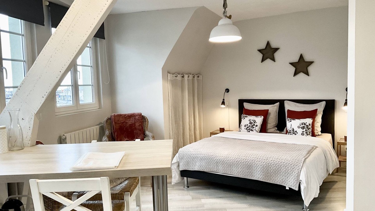 Port-en-Bessin-Huppain Apartment | bright apartment with harbor views