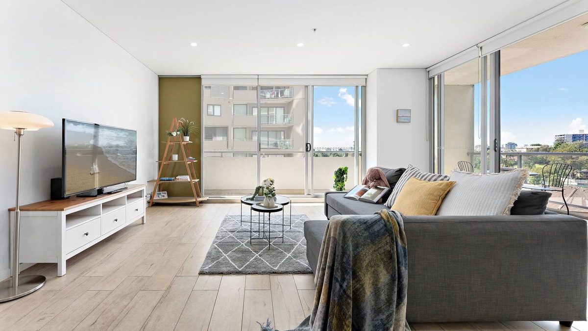 Parramatta CBD Apartment | Bright & Airy 2BR Steps to Station & Westfield