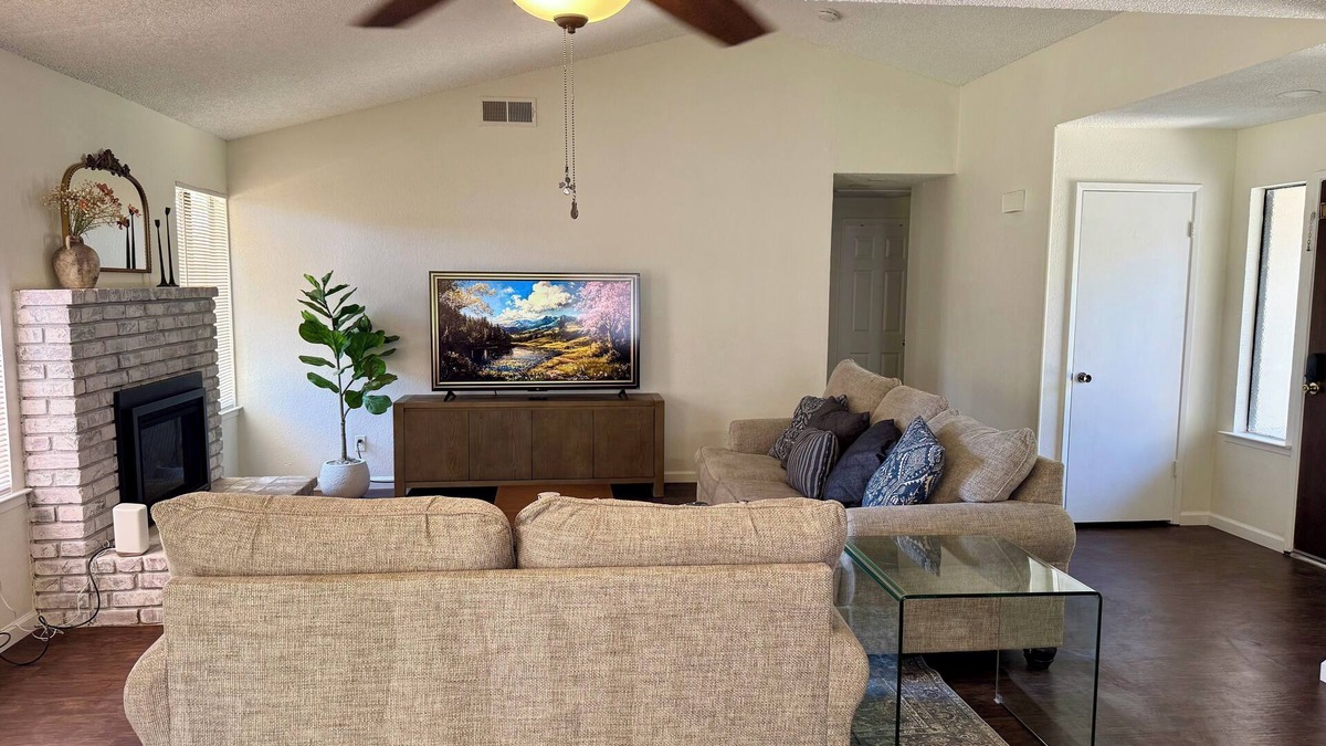 Fresno House | Bright & Airy Family Retreat 3 bedroom 2 bathroom