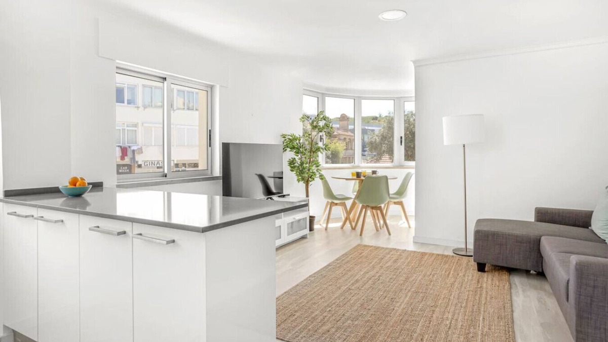 Alges Apartment | Bright Algés Apartment