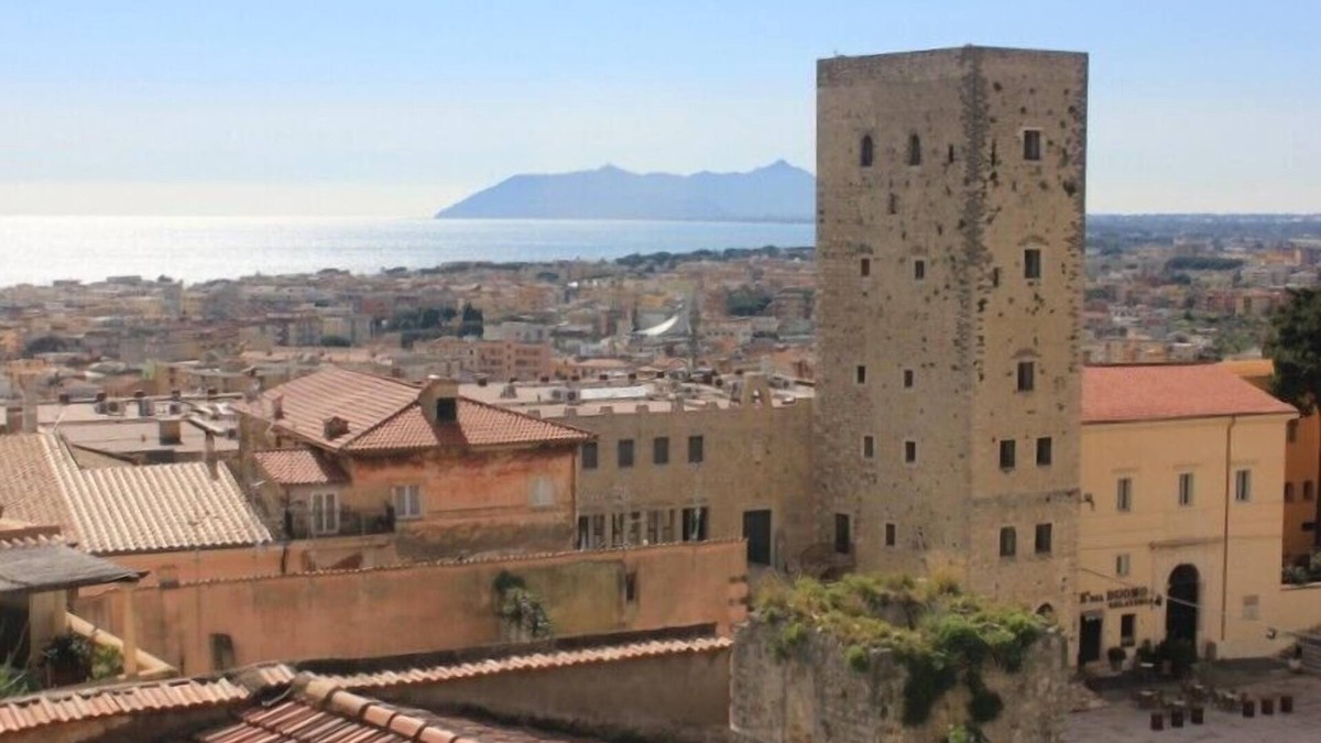 Terracina Apartment | Bright and airy apartment in the cozy old town of Terracina