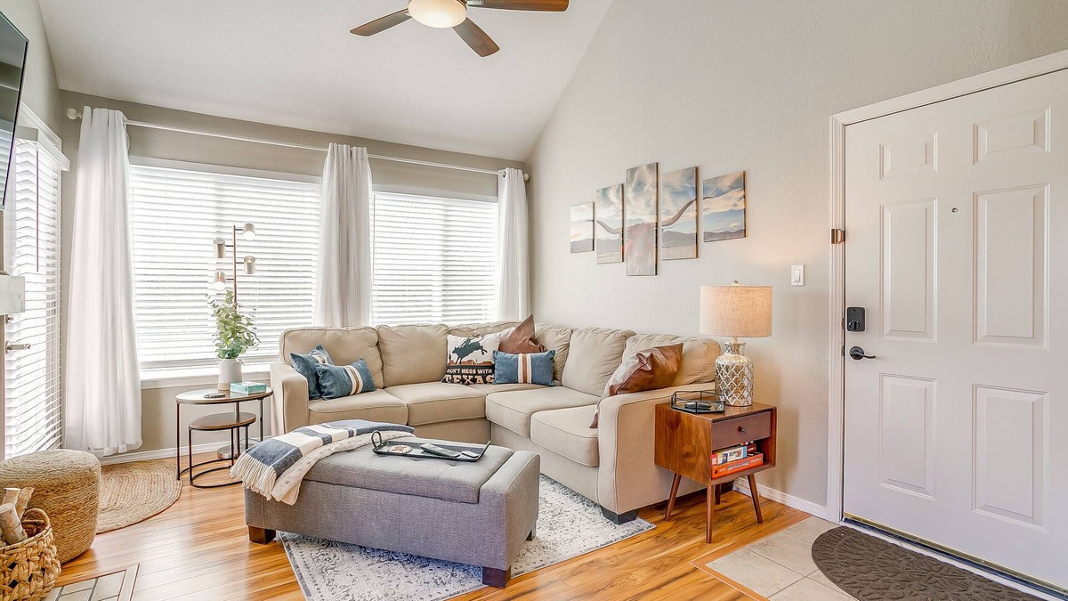 Fort Worth Condo | Bright and beautifully updated loft condo-GREAT Amenities-30 night min!