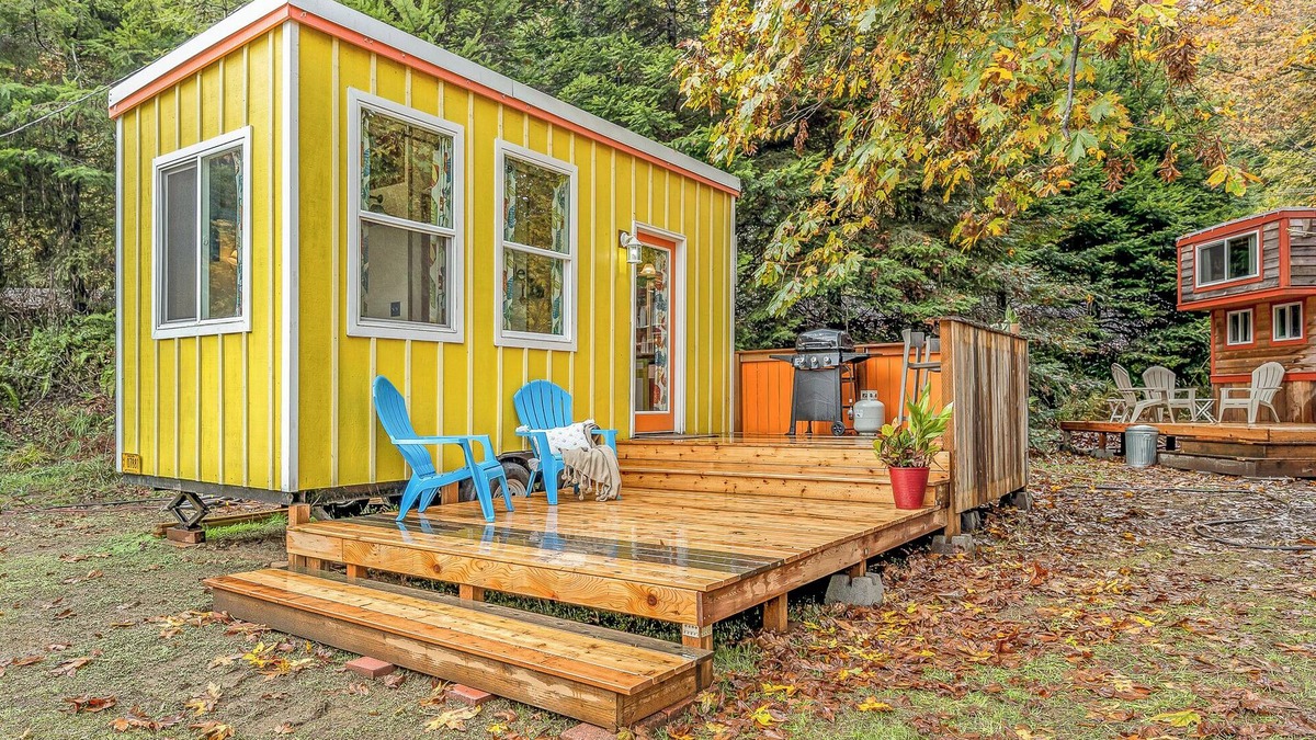 Longview Apartment | Bright and Colorful Tiny Home for Two - Unique Northwest Vacation Rentals