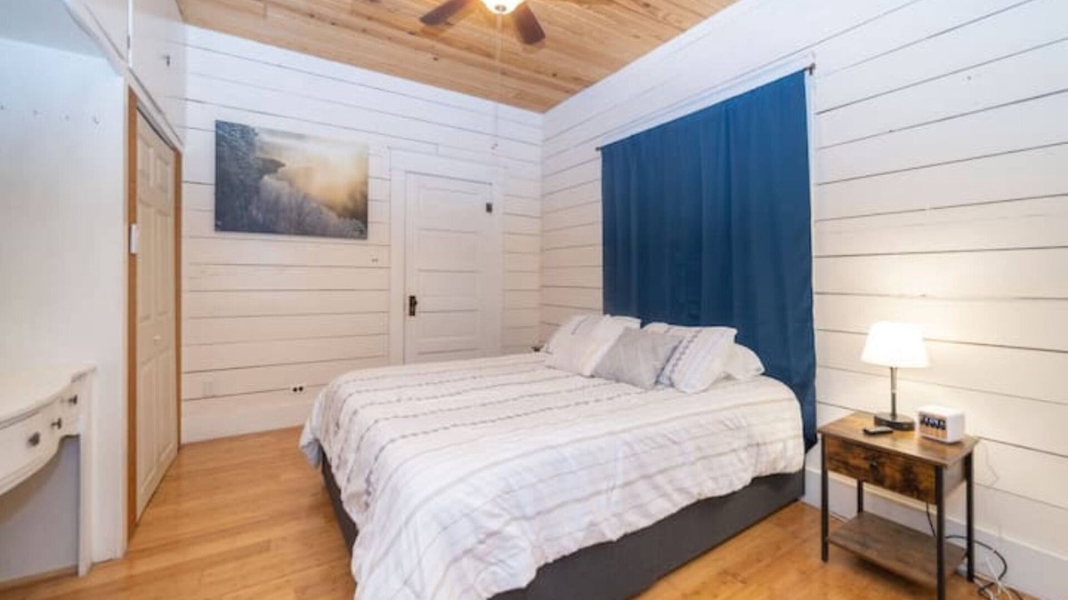 Harrison Cottage | Bright and Cozy 2 Bedroom Cottage w/Amenities